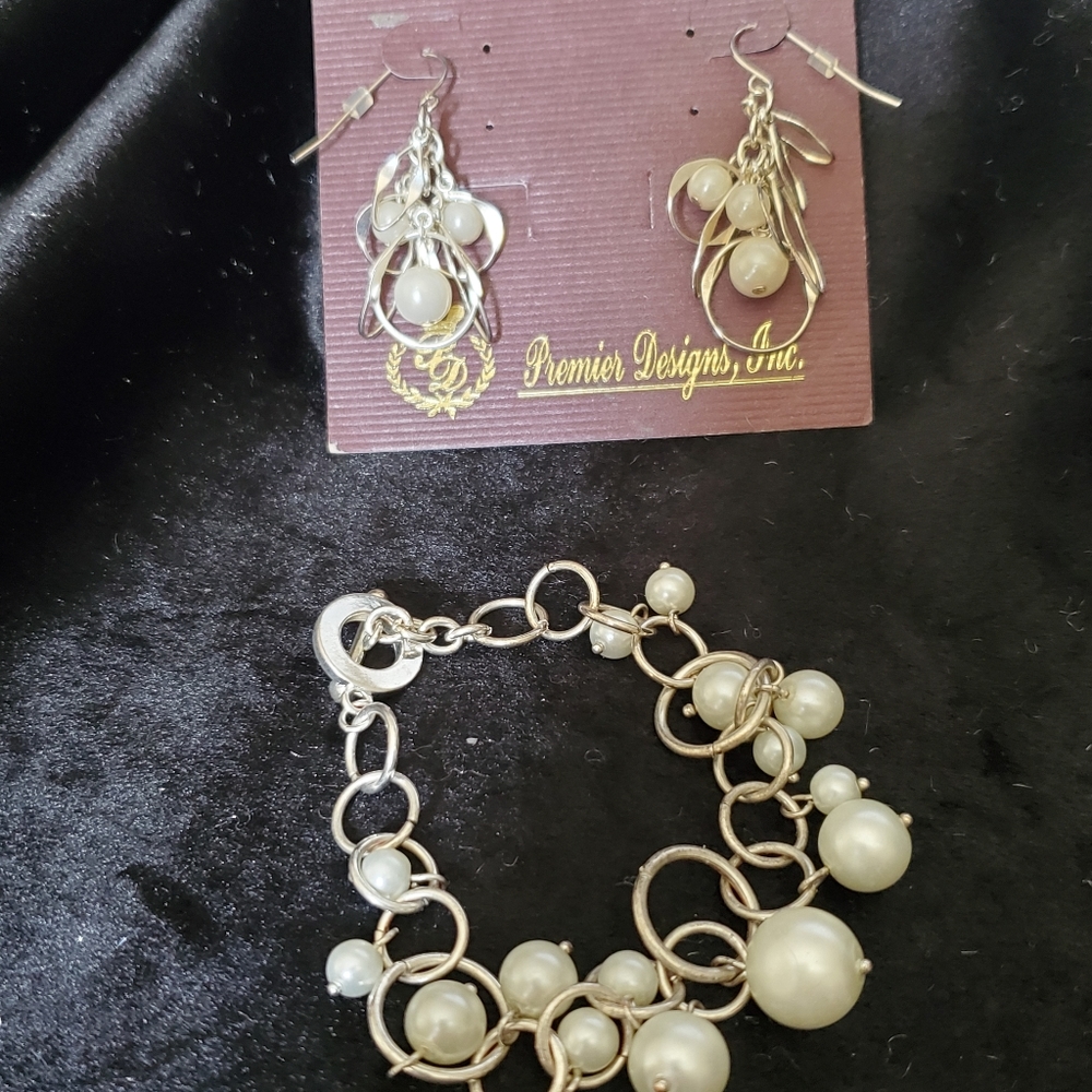 Bracelet and earrings